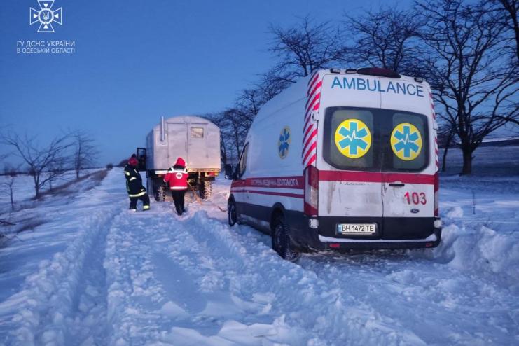 «Швидка», легкові та «бус»: скільки автівок рятувальники Одещини витягли зі снігового полону