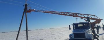 Повертають світло після негоди: 147 бригад енергетиків відновлюють електропостачання в регіоні