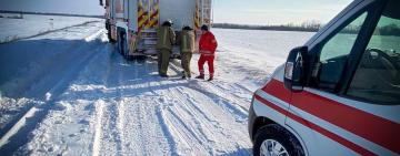 На Одещині рятувальники крізь замети довезли лікарів до хворого чоловіка