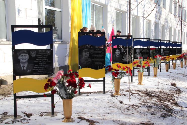  На базі навчального закладу в Болграді відкрили Алею Слави загиблим на війні випускникам 