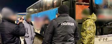 Водій рейсового автобусу за 6 тис дол перевозив ухилянтів за кордон у спальному відсіку