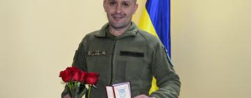 Виборює Перемогу на найгарячіших напрямках фронту: військовий з Одещини отримав орден «За мужність ІІІ ступеня»