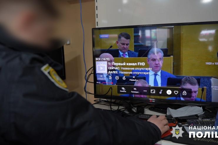 На Одещині копи затримали програмістів, які налаштовували доступ до російського телебачення