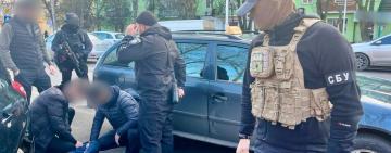 На Одещині чоловік продавав автомат Калашникова в центрі міста (відео) 