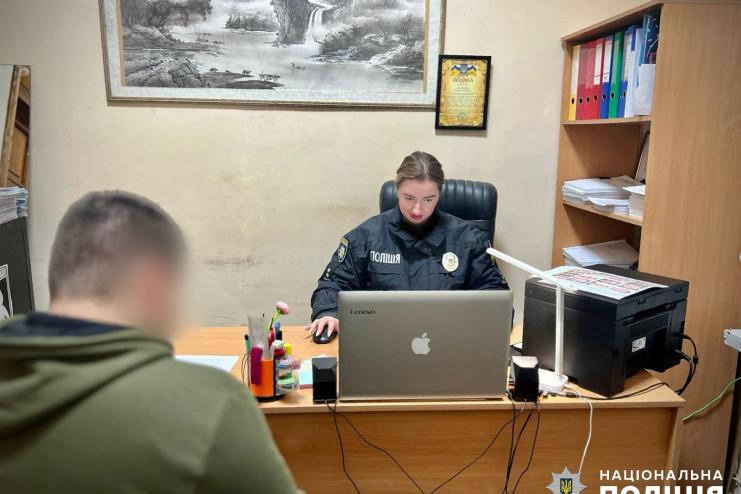 Звинуватили підлітка у фотографуванні військових об’єктів і відібрали телефон: на Одещині викрили двох молодиків у грабежі