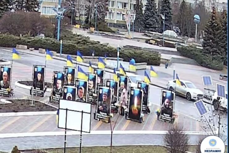 На Одещині жінка систематично краде квіти з меморіалу загиблим Героям, щоб потім продати їх