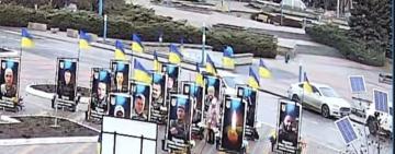 На Одещині жінка систематично краде квіти з меморіалу загиблим Героям, щоб потім продати їх