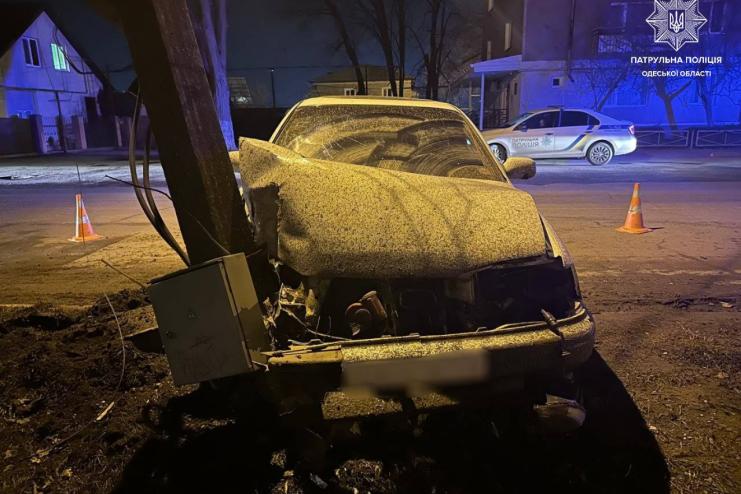 На Одещині водій без прав протаранив стовп і почав тікати: п’яненького автомобіліста затримано