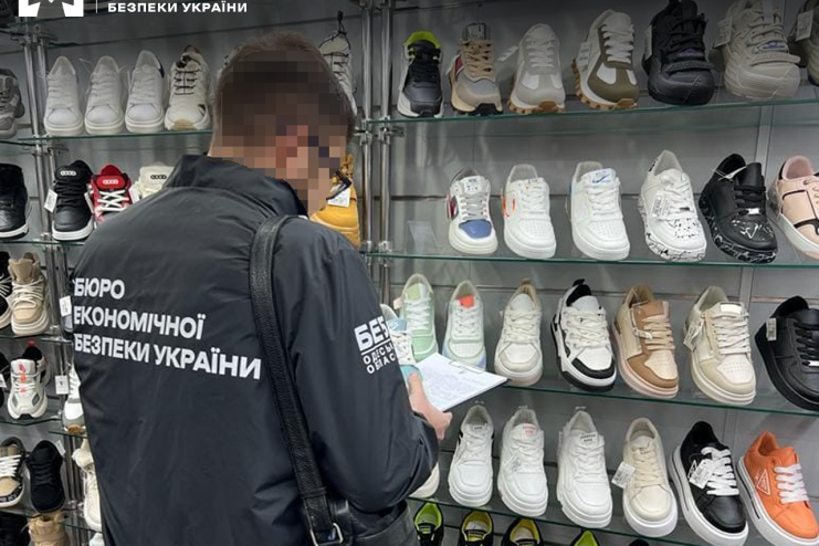 На Одещині вилучено понад 100 тис. пар «брендових» кросівок: звернулися представники трьох світових марок