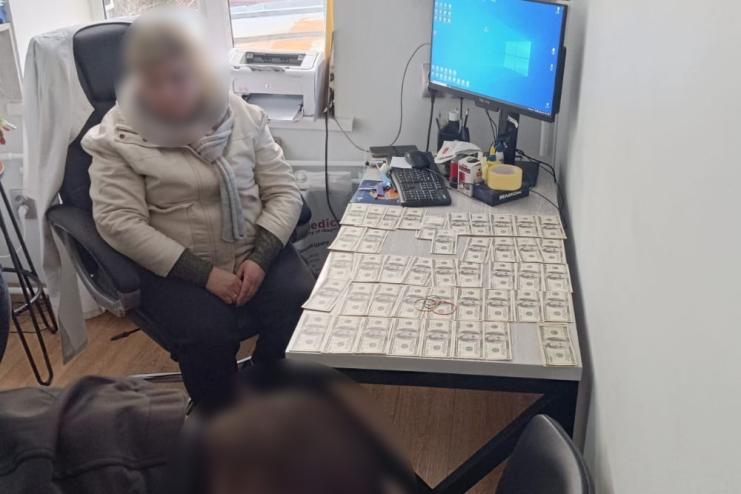8 тисяч доларів за оформлення інвалідності: на Одещині викрили завідувачку консультативного поліклінічного відділення