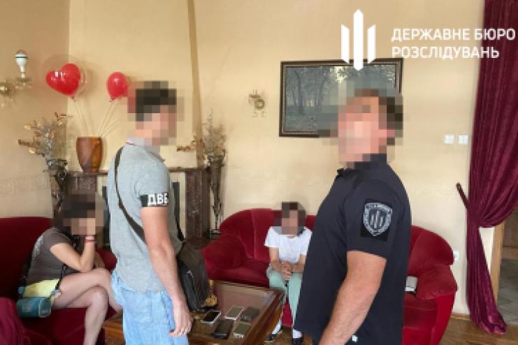 «Кришував бордель»: одеський правоохоронець та сім учасників банди постануть перед судом