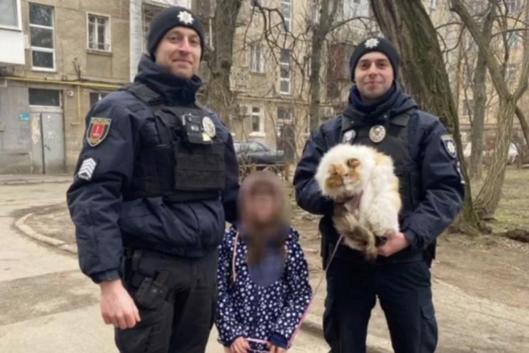 В Одесі 10-річній дівчинці довелось викликати поліцію для власної киці