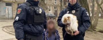 В Одесі 10-річній дівчинці довелось викликати поліцію для власної киці