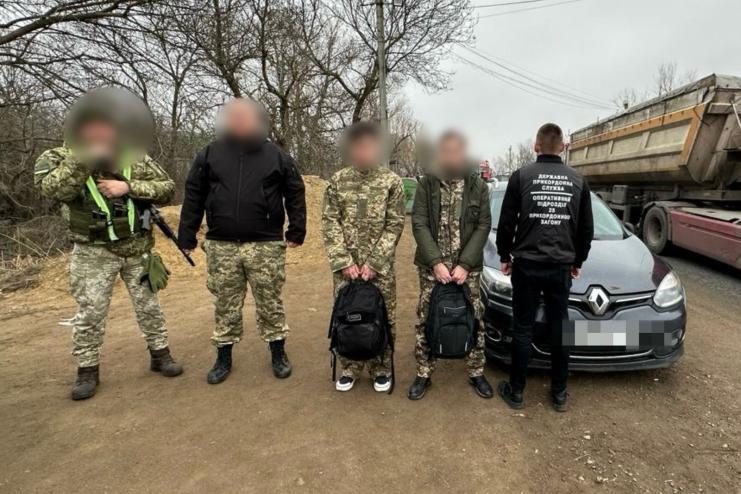  Одні вдягнули камуфляж, інші скористались таксі: на Одещині викрито дві спроби втечі за кордон