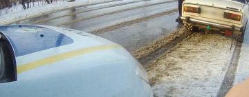 Порушив ПДР, погрожував поліцейським вбивством і кинувся навтьоки: слідчі відправили на лаву підсудних жителя Одещини