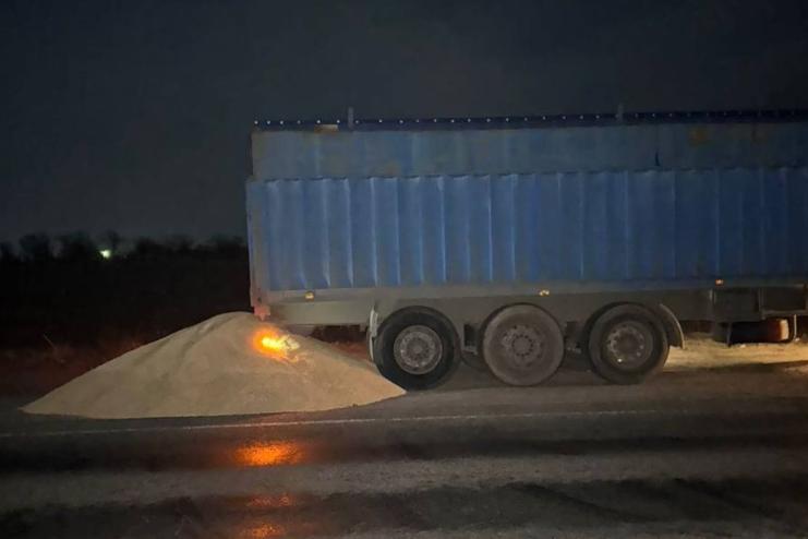 На Одещині невідомі розсипали зерно, яке прямувало на експорт