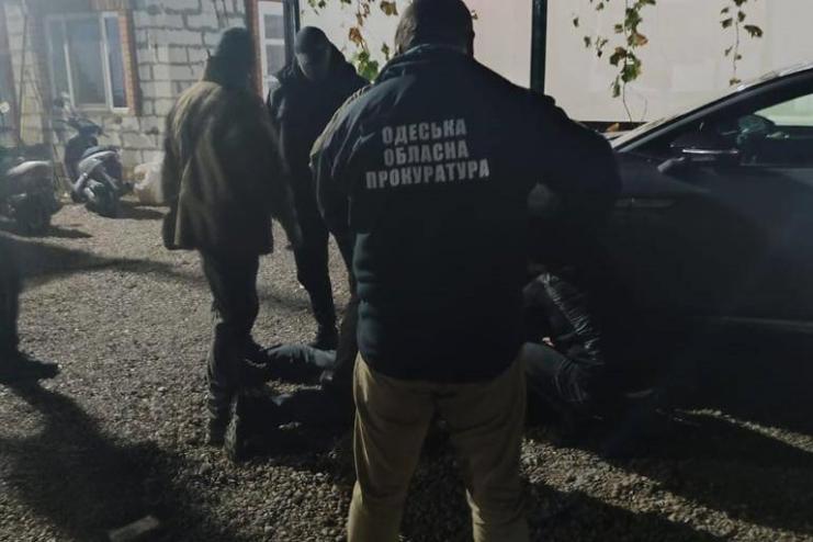 Вимагав хабарі за перевезення через Дністер: інспектор Управління авіації та поліції постане перед судом
