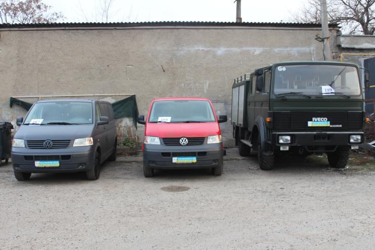 Ще три автівки передали благодійники з Одещини підрозділам ЗСУ