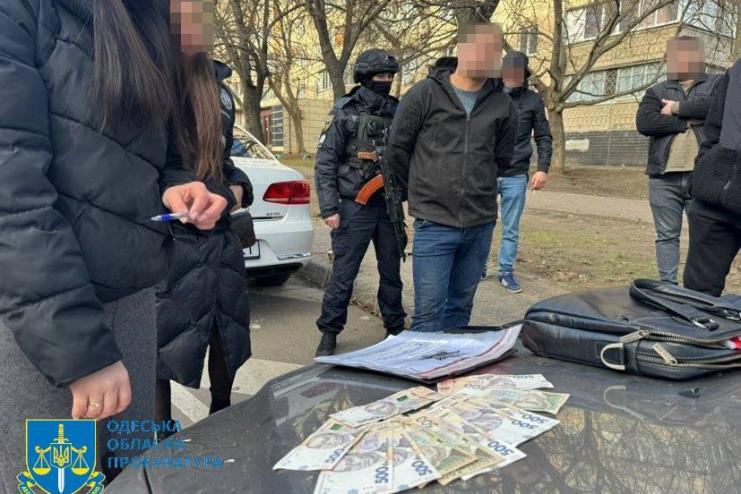 На Одещині посадовець міськради, який збирав «данину» зі стихійних торговців, опинився на лаві підсудних