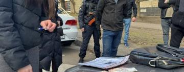 На Одещині посадовець міськради, який збирав «данину» зі стихійних торговців, опинився на лаві підсудних