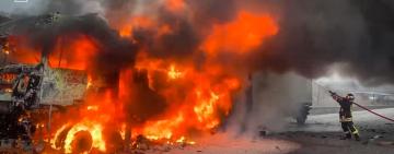 На трасі Одещини 14 вогнеборців тушили палаючу фуру