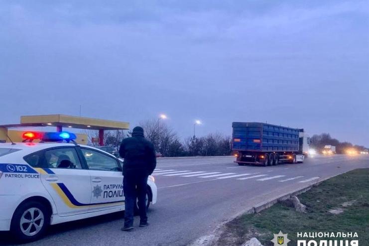 Смертельна ДТП на Одещині: під колесами автопоїзда загинула жінка