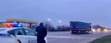 Смертельна ДТП на Одещині: під колесами автопоїзда загинула жінка