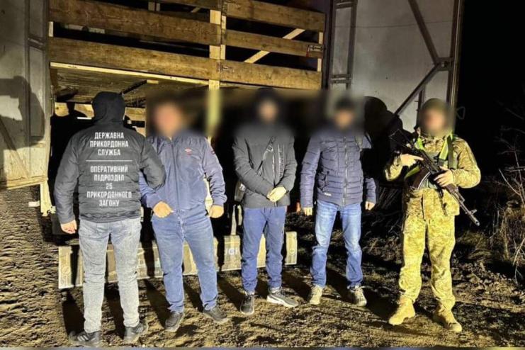 У причепі для перевезення тварин за 5 000 $: на трасі Одеса-Рені знову затримали порушників кордону