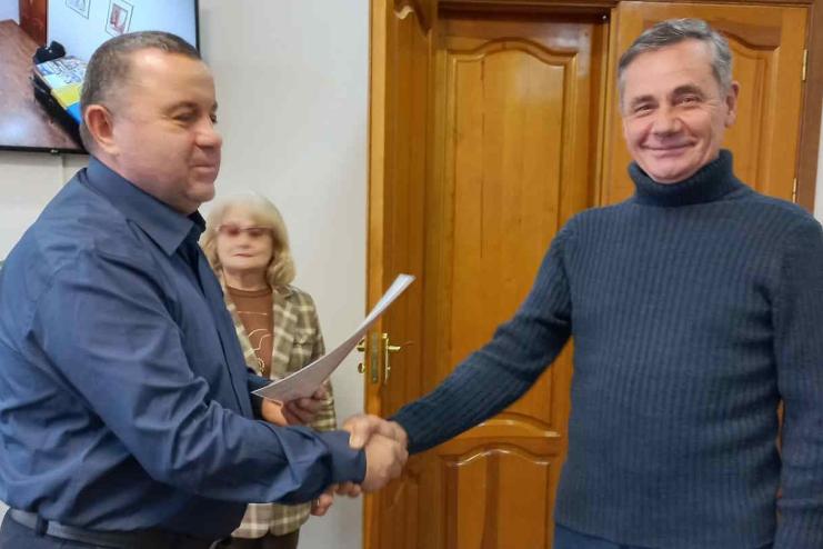 Голова Тарутинської громади вручив ордер на квартиру переселенцю з Херсонщини