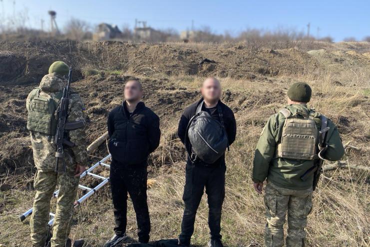 Прикордонникам навіть довелось стріляти: на Одещині втікачі за кордон застрягли у рові