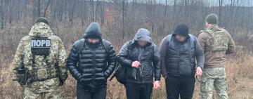 На Одещині троє чоловіків під дощем пробиралися через кордон