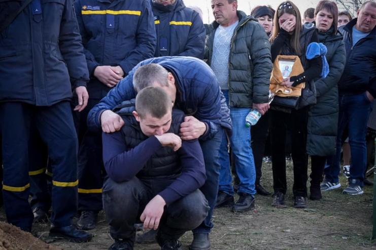 На Одещині попрощались з рятувальником, який загинув внаслідок рактного удару, рятуючи інших