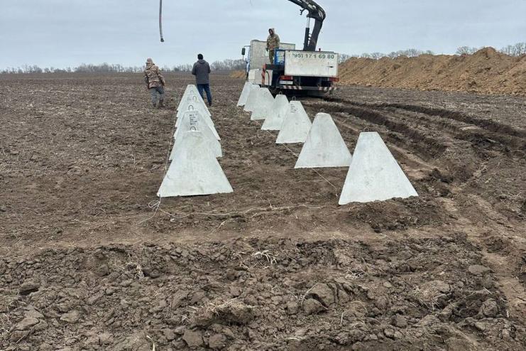 На Одещині активно будують оборонні фортифікації 