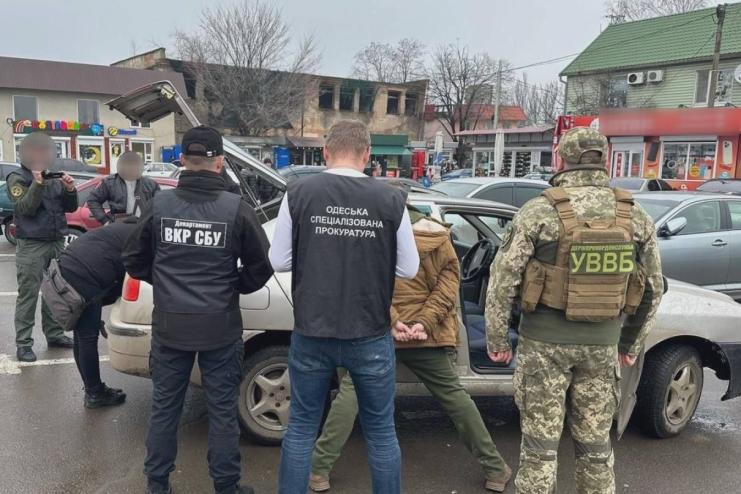 Чоловік намагався дати $2000 прикордоннику, щоб без перешкод покинути Україну