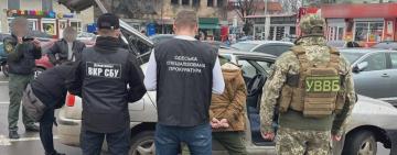 Чоловік намагався дати $2000 прикордоннику, щоб без перешкод покинути Україну