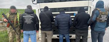 «Делівері» з Одещини до Молдови: порушники ховалися в ящику для білизни, аби покинути Україну