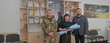 Назавжди 30: матері бойового медика Романа Воробйова передали посмертну нагороду сина