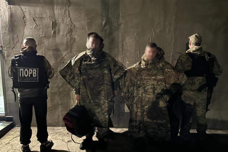 Лайфхак не працює: на Одещині затримали ухилянтів у плащах-невидимках