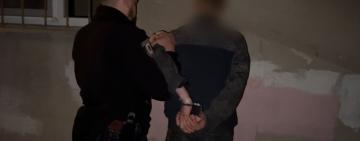 За відмову купити алкоголь – ножем штрикнув у живіт: в Одесі затримано юнака