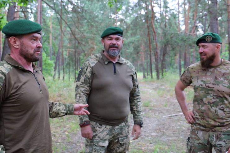 Поки рідне місто в окупації, три брати пліч-о-пліч б’ють ворога в лавах «Сталевого кордону» (відео)