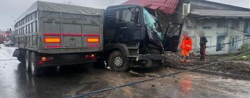 В Одеській області водій вантажного автомобіля влетів в електростовб