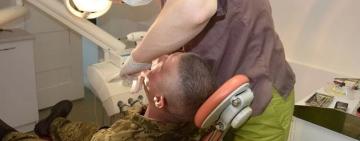Безоплатне зубопротезування для військових та ветеранів: де і як отримати послуги