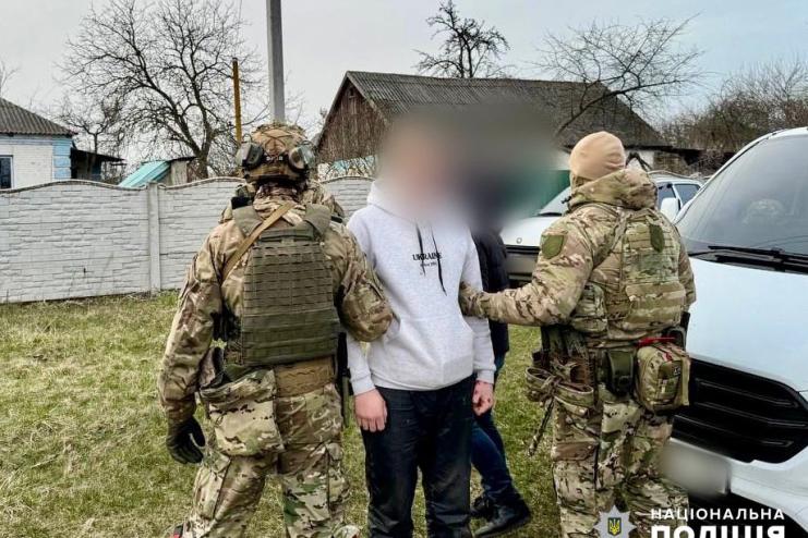 Шахрай, під виглядом відомого волонтера, ошукав на 1 млн грн жінку, яка втратила на війні рідну людину