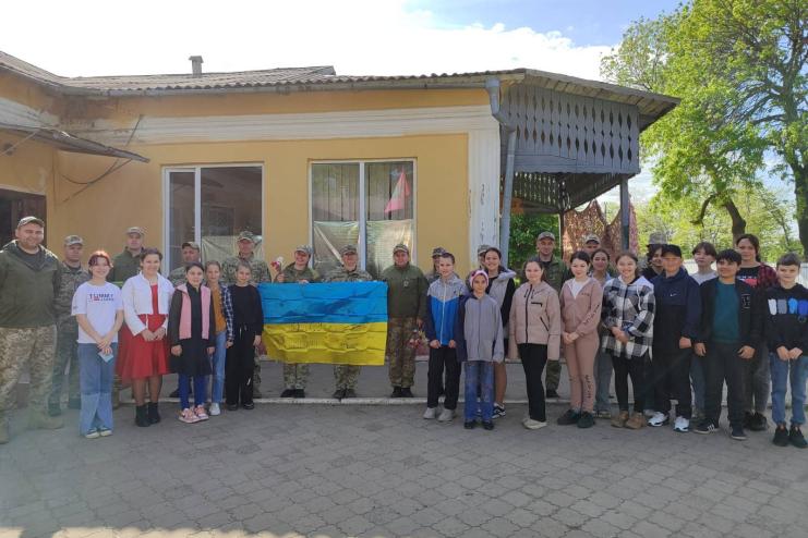 Учні Підгірненського ліцею привітали прикордонників з професійним святом