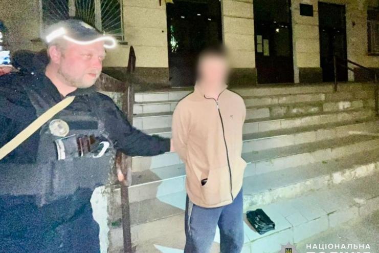В Одесі поліцейські оперативно затримали раніше судимого молодика, який на зупинці пограбував водія маршрутного таксі