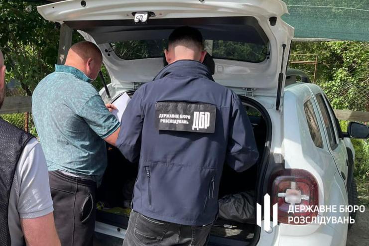 На Одещині ДБР викрило правоохоронців, які за хабар військовим майном «позбавляли» від кримінального провадження