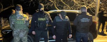 Не змогли підкупити прикордонника: на межі з Молдовою затримали 2 перевізників та 4 військовозобов'язаних