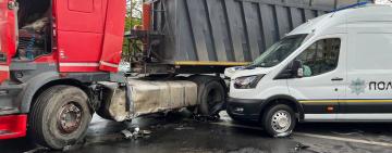 Правоохоронці везли затриманих: службовий автомобіль поліцейських з конвоєм потрапив в ДТП (відео)