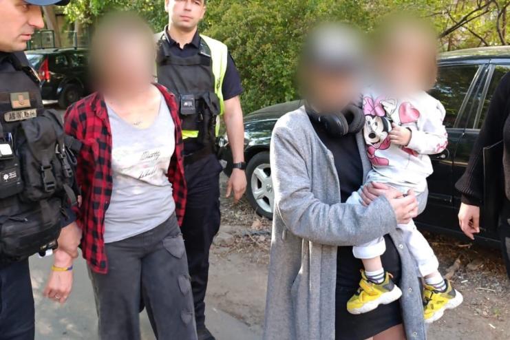 Дворічну дитину родичі в прямому ефірі напували алкоголем, лаяли та шарпали 