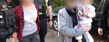 Дворічну дитину родичі в прямому ефірі напували алкоголем, лаяли та шарпали 